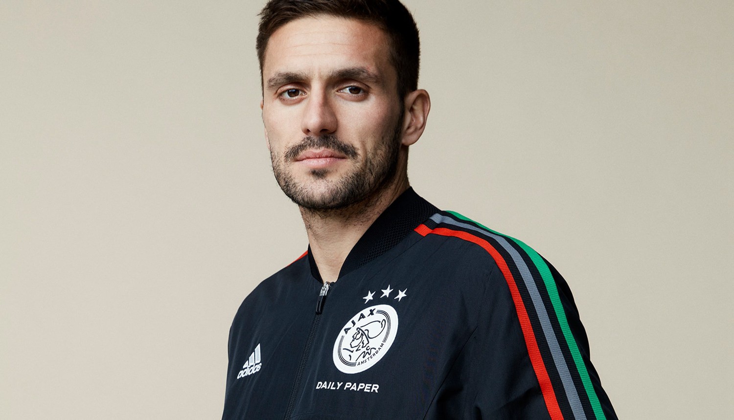 通过频繁的 通过频繁的